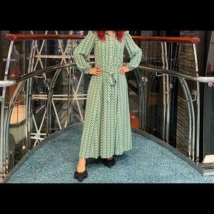 Green ZARA midi dress. Size: XS